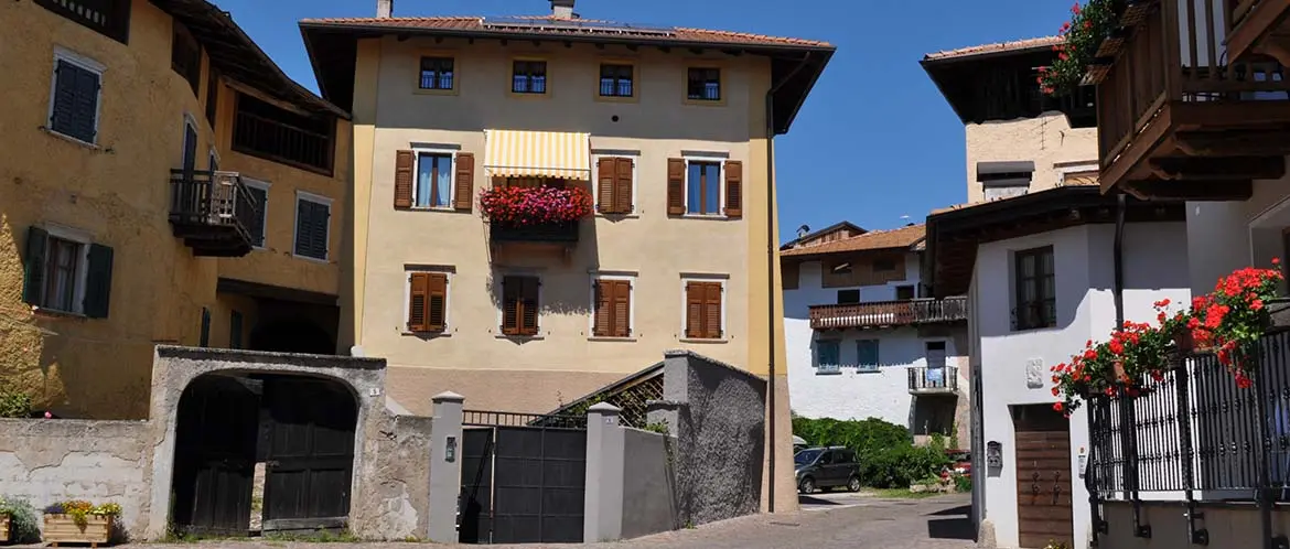 Facciata Casa Predaia con vista panoramica in Trentino