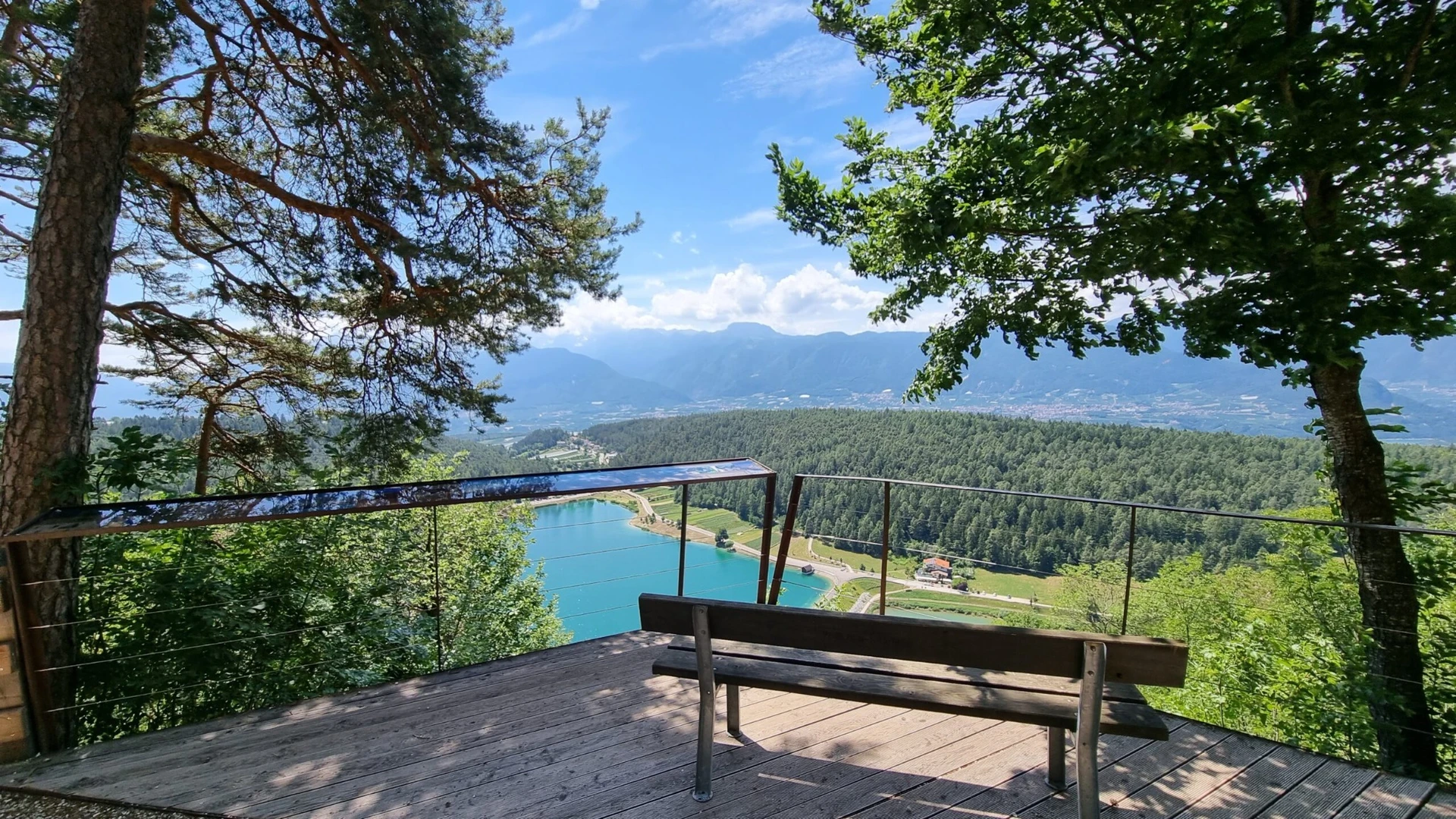 Belvedere della Passeggiata della Merlonga con vista sui laghi di Coredo e Tavon in Val di Non
