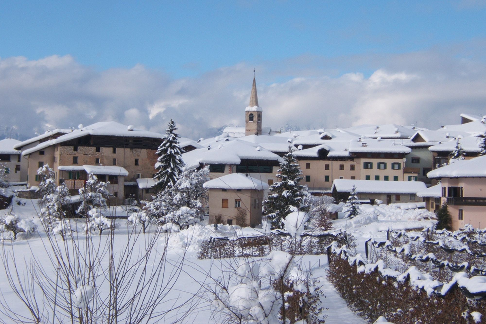 Ciaspole sulla neve sull’altopiano della Predaia