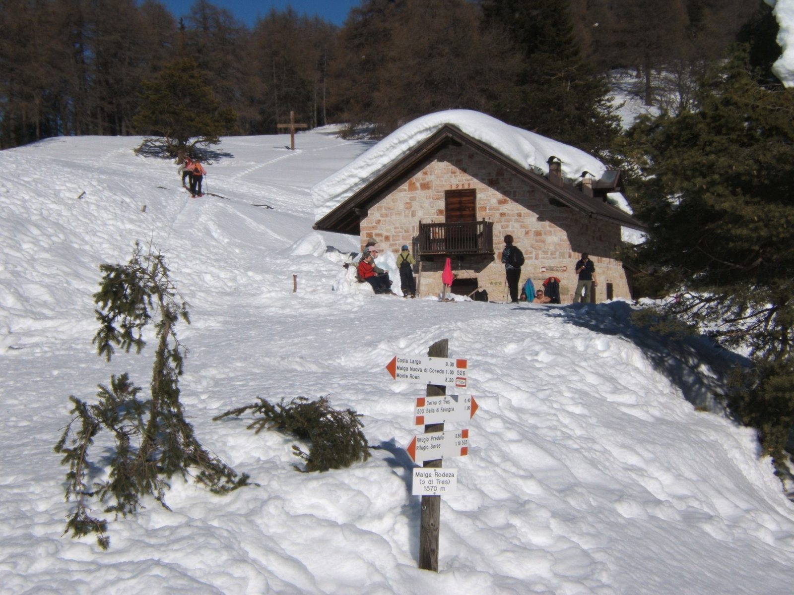 Malga Rodeza in inverno sulla Predaia